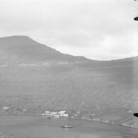 Klaksvík - Hálgafelli og handilshúsini úti í Klaksvík.